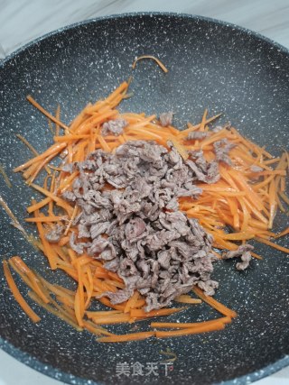 胡萝卜炒牛肉的做法步骤：2