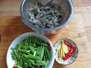 韭菜河虾的做法步骤：1