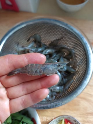 韭菜河虾的做法步骤：2