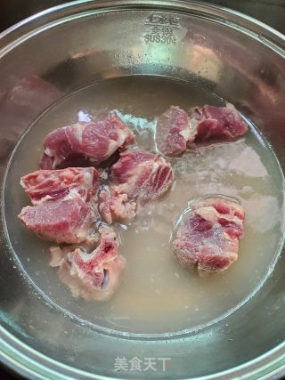 猪骨山药玉米汤的做法步骤：2