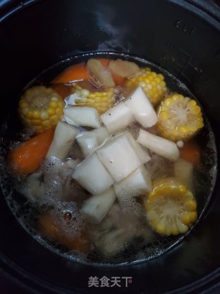 猪骨山药玉米汤的做法步骤：7