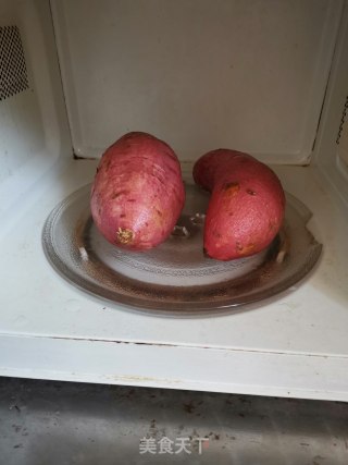 微波炉烤红薯的做法步骤：1
