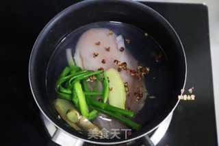 减脂必备㊙️凉拌麻辣手撕鸡丝❗️五块钱做一盘低脂低卡✅的做法步骤：1