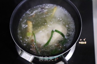 减脂必备㊙️凉拌麻辣手撕鸡丝❗️五块钱做一盘低脂低卡✅的做法步骤：2