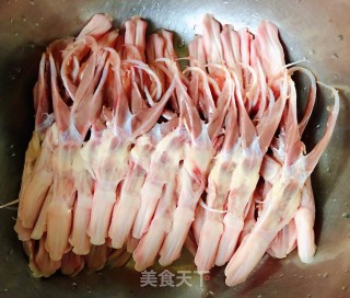 香辣鸭舌的做法步骤：1