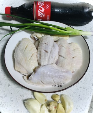 可乐鸡翅的做法步骤：1