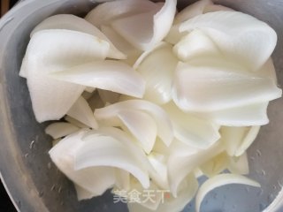 洋葱炒牛肉的做法步骤：2
