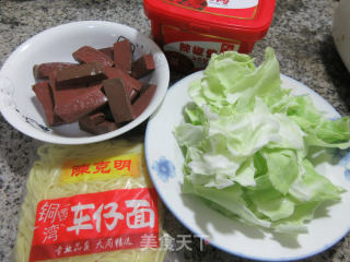 圆白菜鸭血车仔面的做法步骤：1