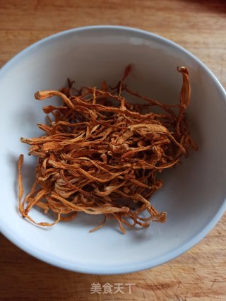 虫草花猴菇炖腊鸡的做法步骤：2