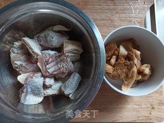 虫草花猴菇炖腊鸡的做法步骤：3