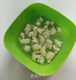 西红柿炒菜花的做法步骤：1