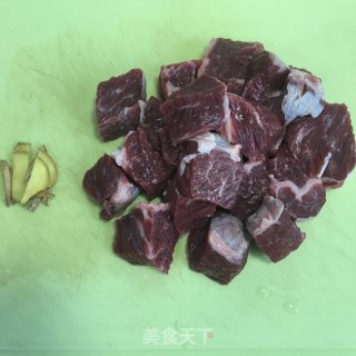萝卜红烧牛腩的做法步骤：1