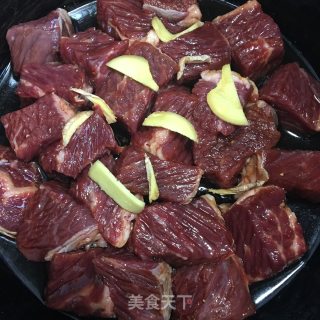 萝卜红烧牛腩的做法步骤：2