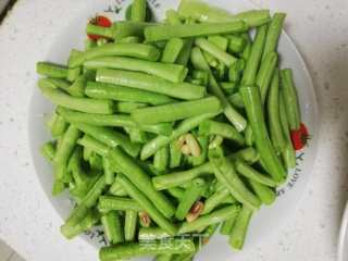 干煸豇豆的做法步骤：1