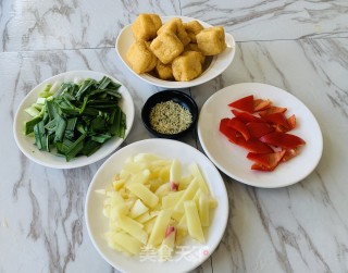 火麻仁鲜姜蒜苗烧豆泡的做法步骤：1