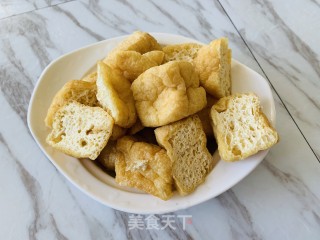 火麻仁鲜姜蒜苗烧豆泡的做法步骤：2