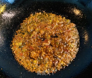 火麻仁鲜姜蒜苗烧豆泡的做法步骤：3