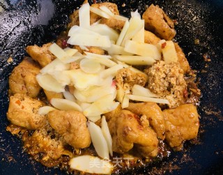 火麻仁鲜姜蒜苗烧豆泡的做法步骤：5