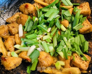 火麻仁鲜姜蒜苗烧豆泡的做法步骤：6