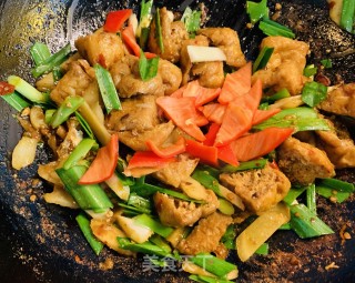火麻仁鲜姜蒜苗烧豆泡的做法步骤：7