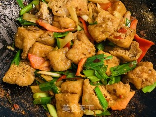 火麻仁鲜姜蒜苗烧豆泡的做法步骤：8