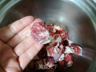 牛腩柿子汤的做法步骤：1