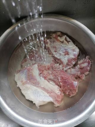 土豆烧牛腩的做法步骤：1