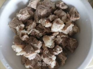 土豆烧牛腩的做法步骤：3