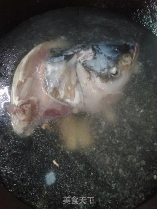 砂锅鱼头汤的做法步骤：7