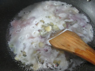 鸡蛋洋葱炒蝴蝶面的做法步骤：3