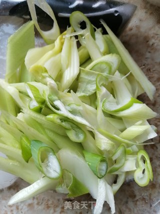 西芹豆皮烧红烧肉的做法步骤：1