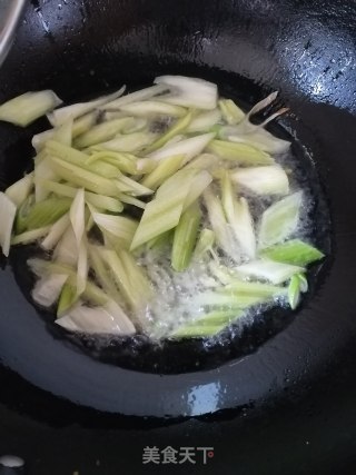 西芹豆皮烧红烧肉的做法步骤：2