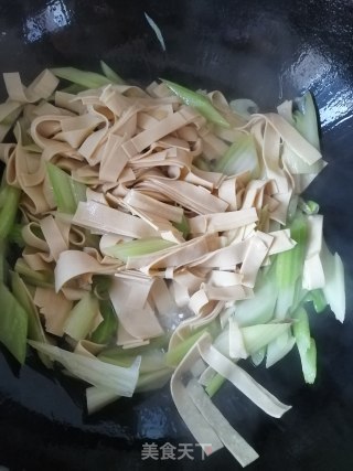 西芹豆皮烧红烧肉的做法步骤：3