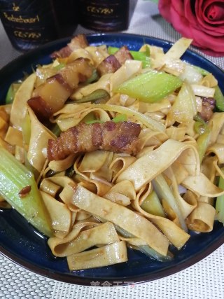 西芹豆皮烧红烧肉的做法步骤：6