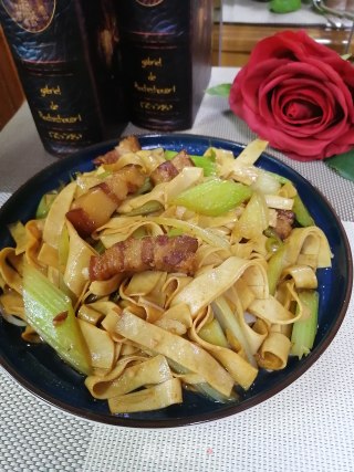 西芹豆皮烧红烧肉的做法步骤：7