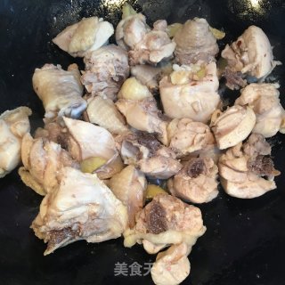 香菇板栗烧鸡腿的做法步骤：4