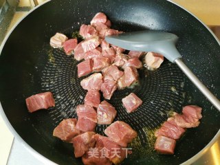 孟孟酱牛肉咖喱饭的做法步骤：2