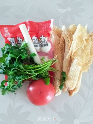 番茄鱼丸竹荪汤的做法步骤：1