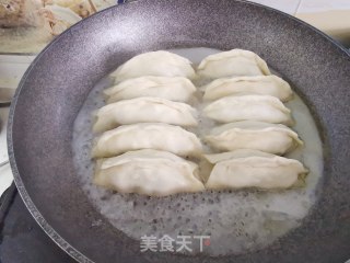 牛肉锅贴的做法步骤：12