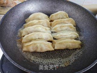 牛肉锅贴的做法步骤：14