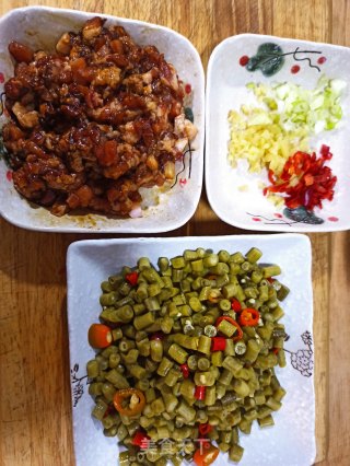 酸豆角炒肉末的做法步骤：3