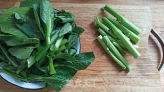腊肉炒菜心的做法步骤：1