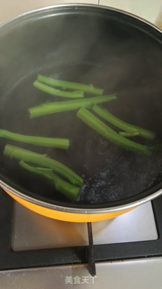 腊肉炒菜心的做法步骤：2