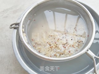 梅菜肉饼煲仔饭的做法步骤：1