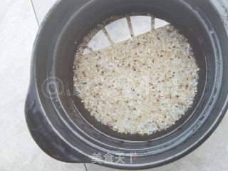 梅菜肉饼煲仔饭的做法步骤：2