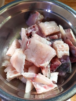 蒜香椒盐草鱼骨的做法步骤：1
