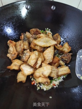 蒜香椒盐草鱼骨的做法步骤：8