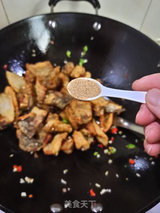 蒜香椒盐草鱼骨的做法步骤：9