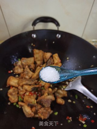 蒜香椒盐草鱼骨的做法步骤：10