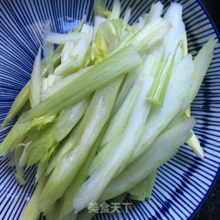 芹菜炒牛肉卷的做法步骤：4